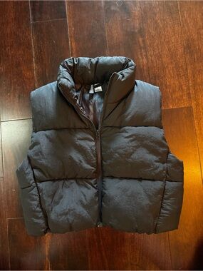 H&M Black Cropped Puffy Vest / XS